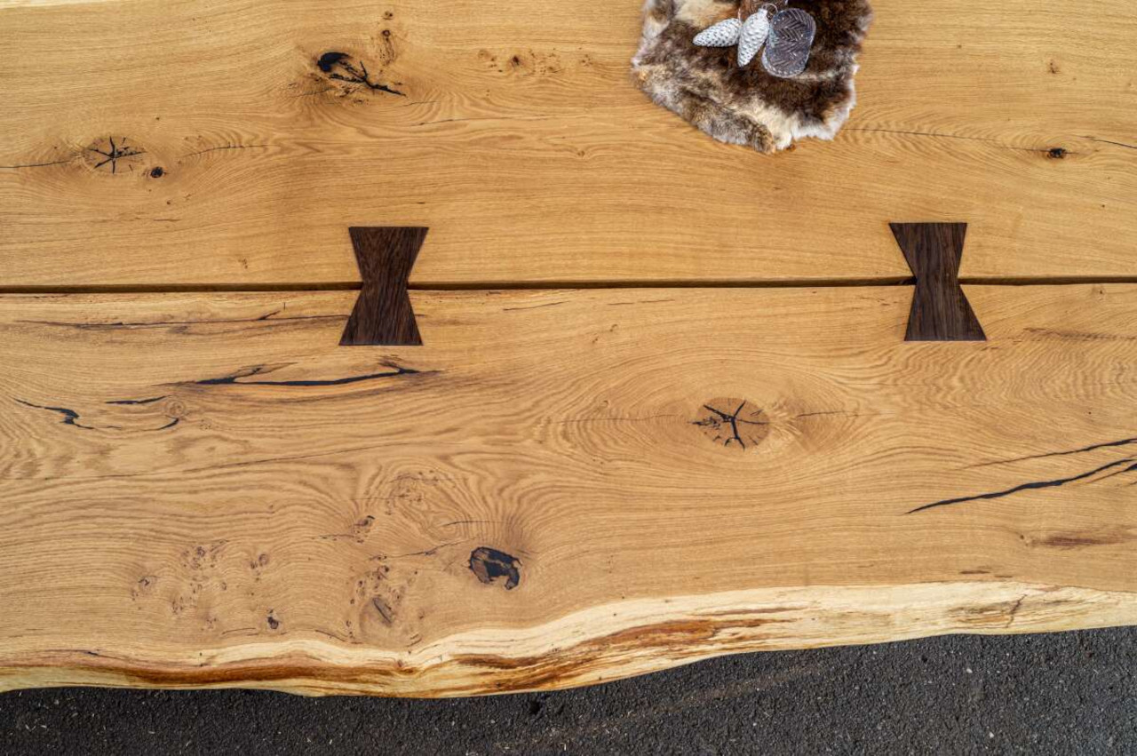 Eichen Esstisch mit natuerlicher Maserung und Baumkante